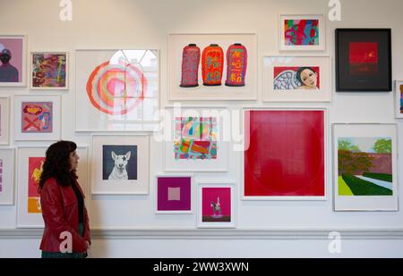 Somerset House, London, Großbritannien. März 2024. Die Londoner Original Print Fair ist vom 21. Bis 24. März geöffnet und präsentiert sechs Jahrhunderte Druckerei mit Werken der größten Künstler der Welt sowie den neuesten Werken aufstrebender Talente aus der Presse. Die LOPF ist Londons längste Kunstmesse und die am längsten laufende Fachmesse für Print der Welt. Bild: Funktioniert auf dem Stand von Advanced Graphics London. Quelle: Malcolm Park/Alamy Live News Stockfoto