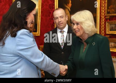 Königin Camilla (rechts) spricht mit der stellvertretenden Ersten Ministerin Emma Little-Pengelly (links) und dem nordirischen Sekretär Chris Heaton-Harris (2. Rechts) während ihres zweitägigen offiziellen Besuchs in Nordirland im Queen's Reading Room anlässlich des Weltdichtertages auf Hillsborough Castle in Belfast. Bilddatum: Donnerstag, 21. März 2024. Stockfoto