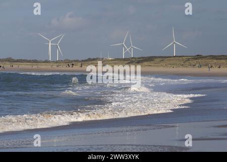 Mehrere Windräder, mit Strand und Meer im Vordergrund Stockfoto