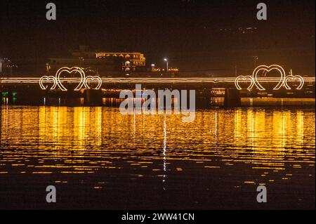 Die alte französische Brücke am Praek Tuek Chhu erleuchtete bei Nacht. Kampot, Kambodscha. © Kraig Stockfoto