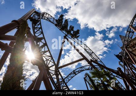Rost, Deutschland. März 2024. Ein Wagen der neuen Achterbahn „Voltron nevera“ fährt entlang der mit Wasserpuppen beladenen Gleise. Die Saison im größten Freizeitpark Deutschlands beginnt am kommenden Samstag (23.3.). Quelle: Philipp von Ditfurth/dpa/Alamy Live News Stockfoto