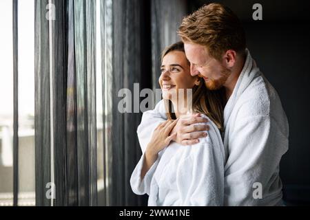 Paar-Wellness-Wochenende und heitere Momente gemeinsam genießen Stockfoto