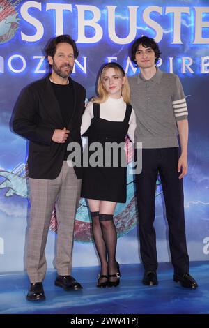 (Links-rechts) Paul Rudd, McKenna Grace und Finn Wolfhard während eines Fotoaufrufs für die Besetzung von Ghostbusters: Frozen Empire in Claridges, London. Bilddatum: Donnerstag, 21. März 2024. Stockfoto