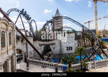 Rost, Deutschland. März 2024. Ein Wagen der neuen Achterbahn „Voltron nevera“ fährt entlang der mit Wasserpuppen beladenen Gleise. Die Saison im größten Freizeitpark Deutschlands beginnt am kommenden Samstag (23.3.). Im Bereich der neuen Achterbahn „Voltron Nevera“, die im Frühjahr eröffnet werden soll, sind noch Bauarbeiten im Gange. Quelle: Philipp von Ditfurth/dpa/Alamy Live News Stockfoto
