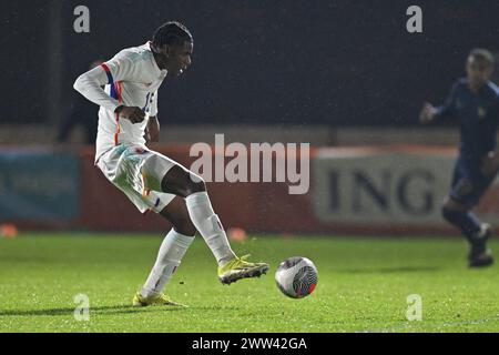 Madi Nsosemo (15) aus Belgien, dargestellt während eines Fußballspiels zwischen den U19-Nationalmannschaften Frankreichs und Belgiens am 1. Spieltag in der Gruppe 2 der UEFA-U19-Elite-Runde am Donnerstag, den 20. März 2024 in Assen , Niederlande . FOTO SPORTPIX | David Catry Stockfoto