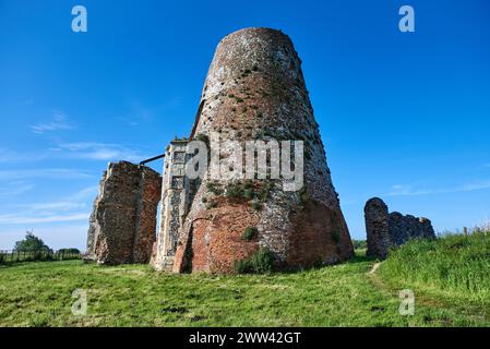 St Benets' Abbey und Windpump, Ludham, Norfolk, England Stockfoto