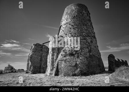 St Benets' Abbey und Windpump, Ludham, Norfolk, England Stockfoto