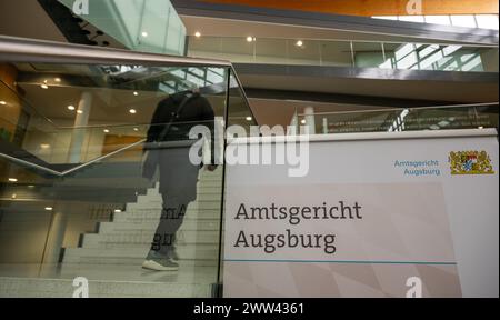 Augsburg, Deutschland. März 2024. Ein Mann geht eine Treppe hoch im Bezirksgericht. Quelle: Stefan Puchner/dpa/Alamy Live News Stockfoto