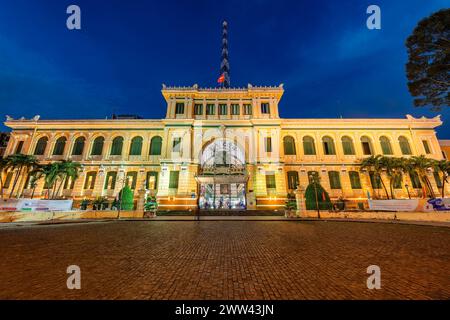 Saigon Central Post Office auf blauem Himmel Hintergrund in Ho Chi Minh, Vietnam. Die Stahlkonstruktion des gotischen Gebäudes wurde von Gustave Eiffel entworfen. Ho C Stockfoto