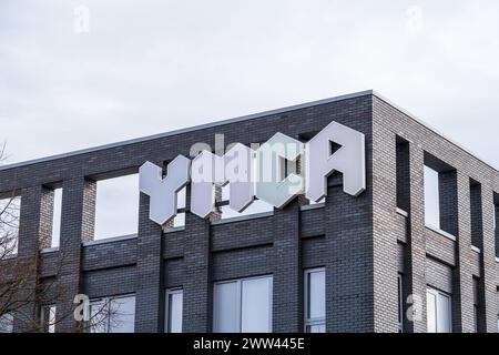 Wolverhampton, Vereinigtes Königreich - 21. März 2024: Außenbeschilderung der YMCA, einer gemeinnützigen Organisation für junge Menschen Stockfoto