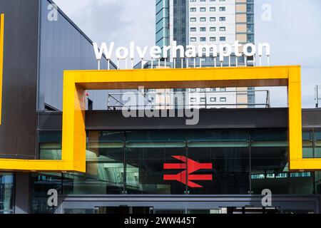 Wolverhampton, Großbritannien - 21. März 2024: Beschilderung am Eingang des Bahnhofs Wolverhampton Stockfoto