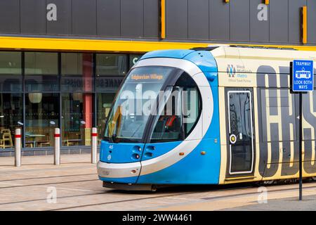 Wolverhampton, Großbritannien - 21. März 2024: West Midlands Metro hält am Bahnhof Wolverhampton Stockfoto