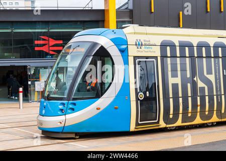 Wolverhampton, Vereinigtes Königreich - 21. März 2024: West Midlands Metro, vorbei am Vordereingang des Bahnhofs Wolverhampton Stockfoto