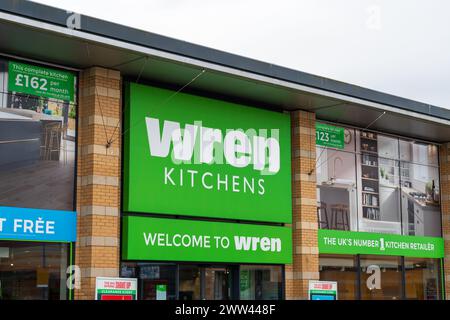 Wolverhampton, Großbritannien - 21. März 2024: Außenschilder von Wren Kitchens, dem britischen Küchenlieferanten Stockfoto