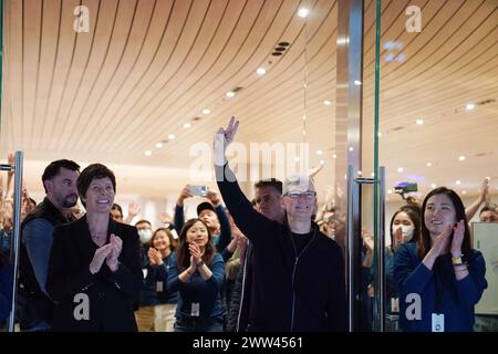 Shanghai. März 2024. Apple CEO Tim Cook nimmt am 21. März 2024 an der Eröffnung eines neuen Flaggschiff Apple Stores im ostchinesischen Shanghai Teil. Das neue Flaggschiff Apple Store wird das zweitgrößte Einzelhandelsgeschäft des Unternehmens weltweit. Quelle: Liu Ying/Xinhua/Alamy Live News Stockfoto
