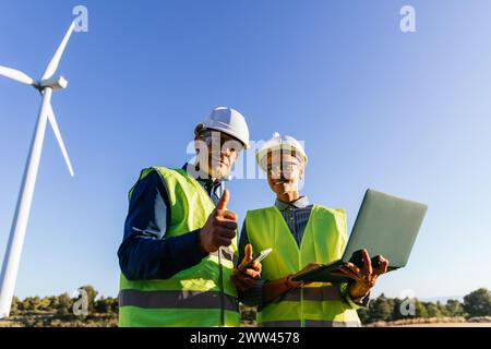 Elektroingenieure arbeiten an einem erfolgreichen Projekt für erneuerbare Energien. Stockfoto