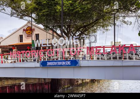 Willkommen in der historischen Stadt Melaka Schild auf der alten Tan Kim Seng Brücke in Malakka, Malaysia. Stockfoto