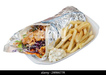 Typisch für das Döner-Restaurant durum mit Lammfleisch aus Brötchen mit Kohl-Tomate und Salat in Aluminiumfolie auf einem Teller gewickelt. Auf weißem Hintergrund. Stockfoto