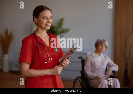 Porträt einer freundlich lächelnden Ärztin oder Krankenschwester im Pflegeheim Stockfoto