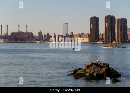 Con Edison East River Generating Station, Blick auf das Wasser von Roosevelt Island New York City Stockfoto