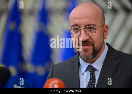 Brüssel, Belgien März 2024. Der Präsident des Europäischen Rates, Charles Michel, spricht vor der Presse, als er an einem Gipfeltreffen des Europäischen Rates teilnimmt. Die Staats- RussiaÕs und Regierungschefs der EU werden die weitere Unterstützung der Ukraine angesichts des Aggressionskrieges, der Sicherheits- und Verteidigungspolitik, der sich abzeichnenden Lage im Nahen Osten, der Erweiterung, der Außenbeziehungen, der Migration und der Landwirtschaft erörtern. Die Staats- und Regierungschefs werden auch ein Mittagessen mit UN-Generalsekretär Ant-nio Guterres einnehmen. Aufgenommen in Brüssel, Belgien. Am 21. März 2024. (Jonathan Raa/SIPA USA) Credit: SIPA USA/Alamy Live News Stockfoto