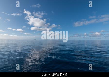 Ruhiger Naturhintergrund mit ruhigem Meer und blauem Himmel. Indischer Ozean, Seychellen. Stockfoto