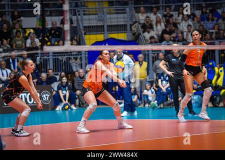 Turin, Italien, Italien. März 2024. Turin, Italien 10. Januar 2024 .Finale CEV Volleyball Cup 2024 Frauen .reale Mutua Fenera Chieri '76 (ITA) - Viteos Neuchatel UC (SUI) 3-1.Pala Gianni Asti Turin.Scanray Tiata 16 (Viteos Neuchatel) verteidige dich während des letzten Spiels der CEV Champions League zwischen reale Mutua Fener Chieri '76 und Viteos Neuchatel UC Pala Gianni Asti in Turin, Italien, 20. März 2024 (Foto: © Tonello Abozzi/Pacific Press via ZUMA Press Wire) NUR ZUR REDAKTIONELLEN VERWENDUNG! Nicht für kommerzielle ZWECKE! Stockfoto