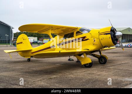 Beech D17S Staggerwing N9405H „High Maintenance“ auf der Duxford Battle of Britain Air Show 2022, Duxford Airfield, Cambridgeshire, England, Vereinigtes Königreich Stockfoto