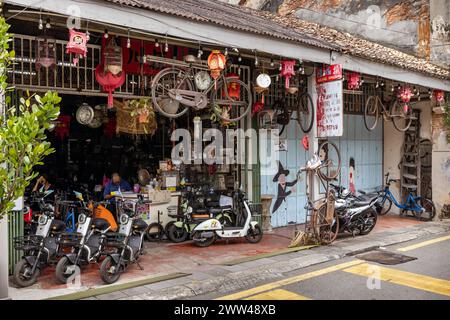 Örtlicher Fahrradladen mit Fahrrädern und Motorrollern für Touristen in Georgetown, Penang, Malasia Stockfoto