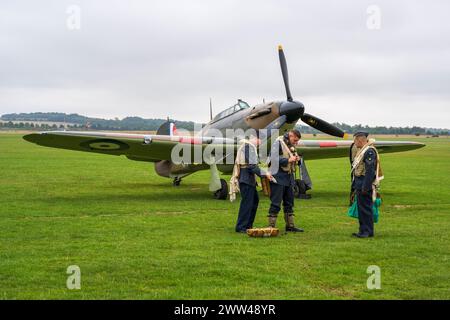 Hurrikanpiloten neben Hawker Hurricane Mk 1b R4118 auf der Duxford Battle of Britain Air Show 2022, Duxford Airfield, Cambridgeshire, England, Großbritannien Stockfoto