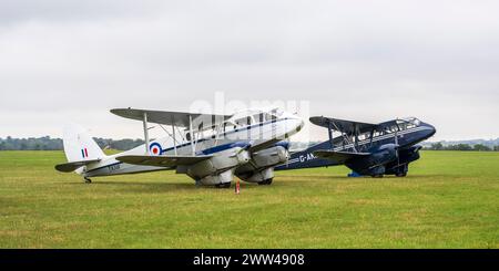 De Havilland DH89A Dragon Rapide TX310 (G-AIDL) und G-AKIF auf der Duxford Battle of Britain Air Show 2022, Duxford Airfield, Cambridgeshire, England, Großbritannien Stockfoto