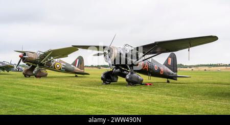 Westland Lysander Mk III V9312 (G-CCOM) und V9367 (G-AZWT) auf der Duxford Battle of Britain Air Show 2022, Duxford Airfield, Cambridgeshire, England, Vereinigtes Königreich Stockfoto