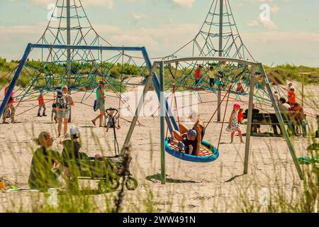 Kinderspielplatz am Strand von Norddeich im Harlingerland/Ostfriesland - gesehen am 19.06.2018 *** Kinderspielplatz am Strand von Norddeich im Harlingerland Ostfriesland gesehen am 19 06 2018 Stockfoto