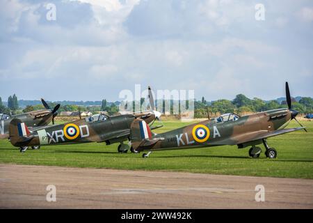 Supermarine Spitfire Mk 1a X4650 und AR213 auf der Duxford Battle of Britain Air Show 2022, Duxford Airfield, Cambridgeshire, England, Großbritannien Stockfoto