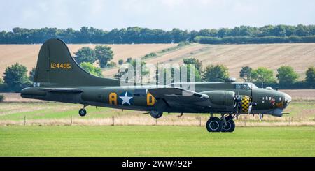 Die Boeing B-17G Flying Fortress „Sally B“ landet nach einer Ausstellung auf der Duxford Battle of Britain Air Show 2022, Duxford Airfield, Cambridgeshire, England, Großbritannien Stockfoto