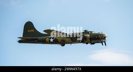 Boeing B-17G Flying Fortress „Sally B“ Flugschau auf der Duxford Battle of Britain Air Show 2022, Duxford Airfield, Cambridgeshire, England, Großbritannien Stockfoto