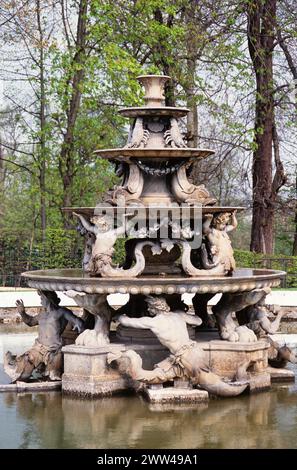 Das Pyramidenbecken in den Gärten von Versailles. Dieser Brunnen stellt Blei-Tabletts dar, die von Tritonen, Löwenpfoten, Delfinen und Flusskrebsen getragen werden Stockfoto