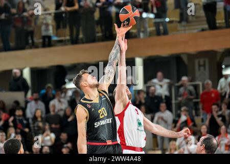 Monaco, Monaco. März 2024. Der Monaco-Spieler Nr. 20 Donatas Motiejunas und der Mailand-Spieler Nr. 9 Nicolo Melli wurden am 20. märz 2024 während des Basketball-Euroleague-Spiels zwischen DER AS Monaco und der EA7 Emporio Armani Olimpia Milan in Salle Gaston Medecin in Monaco gesehen. Foto: Laurent Coust/ABACAPRESS.COM Credit: Abaca Press/Alamy Live News Stockfoto