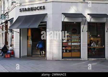 Lyon, Frankreich. Januar 2024. Starbucks-Illustration von Werbeschildern und Geschäften in Lyon, Frankreich am 27. Januar 2024. Foto: Julien Reynaud/APS-Medias/ABACAPRESS.COM Credit: Abaca Press/Alamy Live News Stockfoto