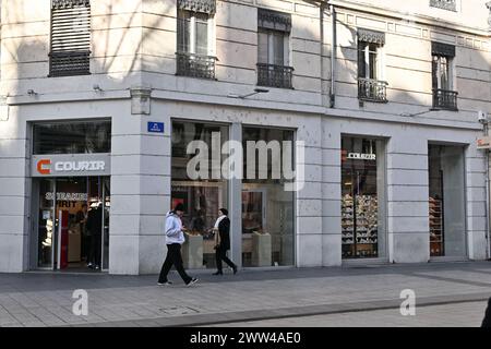 Lyon, Frankreich. Januar 2024. Courir-Illustration von Handelsschildern und Geschäften in Lyon, Frankreich am 27. Januar 2024. Foto: Julien Reynaud/APS-Medias/ABACAPRESS.COM Credit: Abaca Press/Alamy Live News Stockfoto