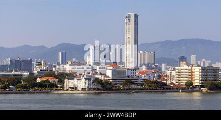 Georgetown, Hauptstadt von Penang Island, Malaysia. Blick vom Kreuzfahrtschiff zum Swettenham Pier Cruise Terminal. Stockfoto