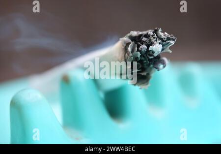Augsburg, Deutschland. März 2024. Ein Joint klemmt in einem Aschenbecher. Der Bundestag hat beschlossen, am 1. April eine kontrollierte Freisetzung einzuführen. Die Entscheidung des Bundesrates steht jedoch noch aus. Für die umstrittene Legalisierung von Cannabis am kommenden Freitag, den 22. März, gibt es im Bundesrat noch keine klare Mehrheit. Quelle: Karl-Josef Hildenbrand/dpa/Alamy Live News Stockfoto