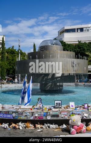 Tel Aviv, Israel - 4. März 2024, Gedenkstätte am Dizengoff-Platz, Geschenke und Fotos von Geiseln und Soldaten, die während des 7. Oktober 2023 von der Hamas getötet wurden Stockfoto