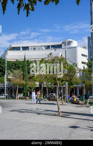 Tel Aviv, Israel - 4. März 2024, Gedenkstätte am Dizengoff-Platz, Geschenke und Fotos von Geiseln und Soldaten, die während des 7. Oktober 2023 von der Hamas getötet wurden Stockfoto