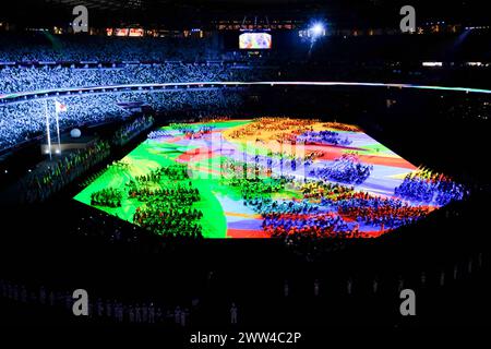 Tokio, Japan. März 2024. Eine inspirierende Eröffnungszeremonie bei den „transformativen“ Tokio 2020 Paralympics in Tokio. Nach einer einjährigen Verzögerung aufgrund der COVID-19-Pandemie begannen die Paralympics offiziell im leeren Nationalstadion in Tokio. Einhundertzweiundsechzig Flaggen, beginnend mit dem Refugee Paralympic Team und mit Japan, waren bei der Athleten-Parade vertreten. Quelle: SOPA Images Limited/Alamy Live News Stockfoto