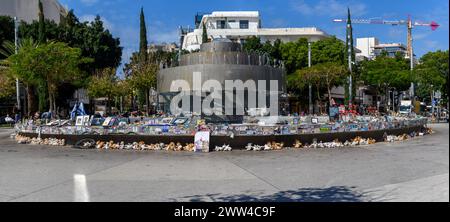 Tel Aviv, Israel - 4. März 2024, Gedenkstätte am Dizengoff-Platz, Geschenke und Fotos von Geiseln und Soldaten, die während des 7. Oktober 2023 von der Hamas getötet wurden Stockfoto