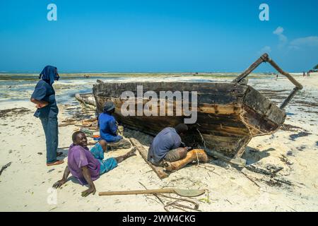 Fischer reparieren ihr Boot, fotografiert in Sansibar im Dezember Stockfoto