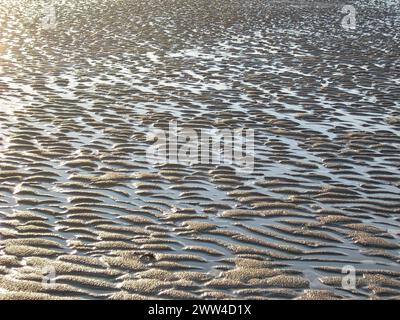 Entdecken Sie den einzigartigen Nordseestrand in Domburg: Malerischer Blick auf den Sonnenuntergang über den fast leeren Meeresboden bei Ebbe, Niederlande, Zeelands, Walcheren, Domburg Stockfoto