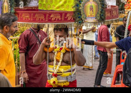 Mann trägt Kavadi beim Thaipusam Hindu Festival in den Batu Caves in Malaysia, Kuala Lumpur Stockfoto