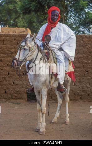 Niger, Hirsehändler auf seinem Pferd in Bouza. Stockfoto